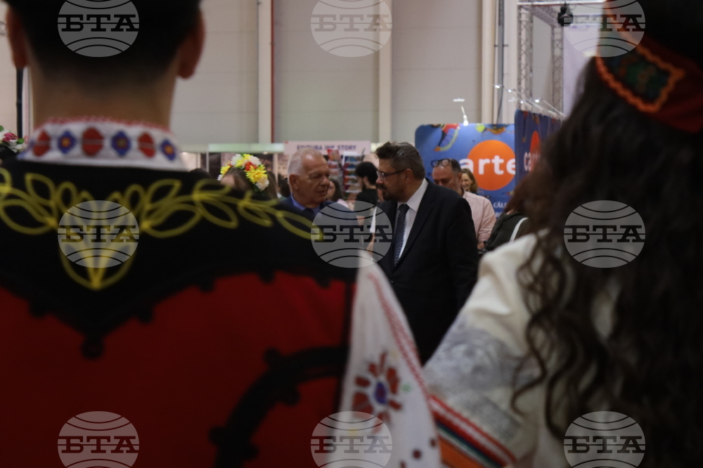 Румъния - Букурещ - Международен панаир на книгата - ученици - Български теоретичен лицей „Христо Ботев“