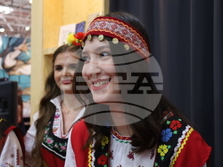 Румъния - Букурещ - Международен панаир на книгата - ученици - Български теоретичен лицей „Христо Ботев“