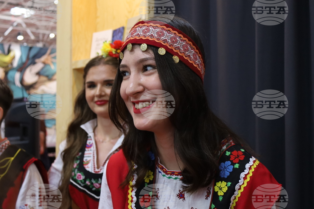 Румъния - Букурещ - Международен панаир на книгата - ученици - Български теоретичен лицей „Христо Ботев“