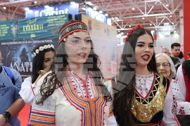 Румъния - Букурещ - Международен панаир на книгата - ученици - Български теоретичен лицей „Христо Ботев“