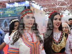 Румъния - Букурещ - Международен панаир на книгата - ученици - Български теоретичен лицей „Христо Ботев“