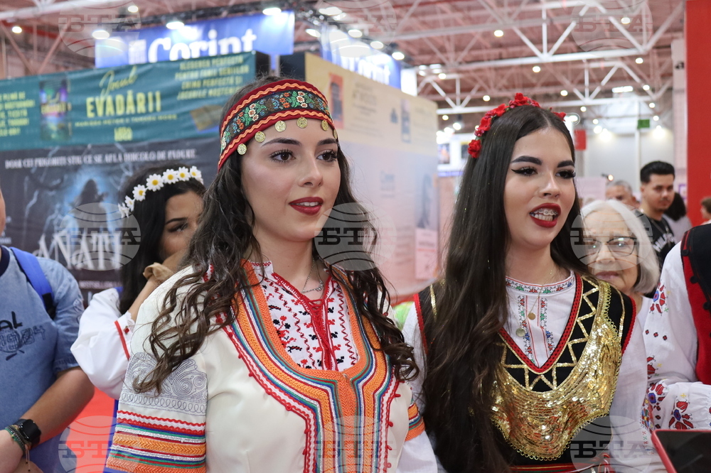 Румъния - Букурещ - Международен панаир на книгата - ученици - Български теоретичен лицей „Христо Ботев“