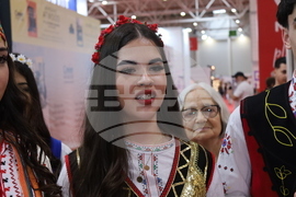 Румъния - Букурещ - Международен панаир на книгата - ученици - Български теоретичен лицей „Христо Ботев“