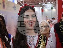 Румъния - Букурещ - Международен панаир на книгата - ученици - Български теоретичен лицей „Христо Ботев“
