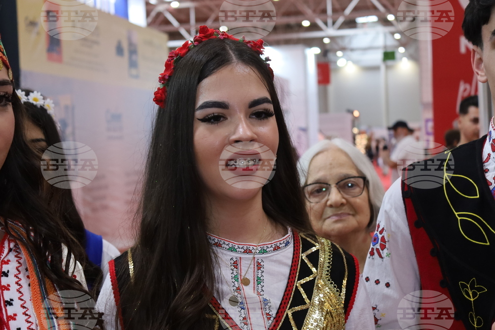 Румъния - Букурещ - Международен панаир на книгата - ученици - Български теоретичен лицей „Христо Ботев“