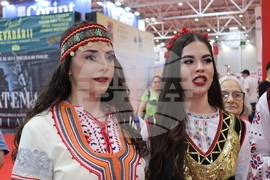Румъния - Букурещ - Международен панаир на книгата - ученици - Български теоретичен лицей „Христо Ботев“