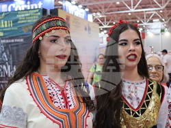 Румъния - Букурещ - Международен панаир на книгата - ученици - Български теоретичен лицей „Христо Ботев“