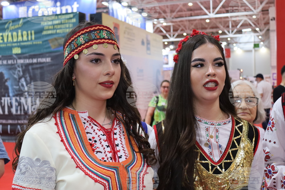 Румъния - Букурещ - Международен панаир на книгата - ученици - Български теоретичен лицей „Христо Ботев“