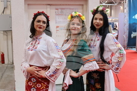 Румъния - Букурещ - Международен панаир на книгата - ученици - Български теоретичен лицей „Христо Ботев“