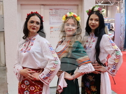 Румъния - Букурещ - Международен панаир на книгата - ученици - Български теоретичен лицей „Христо Ботев“