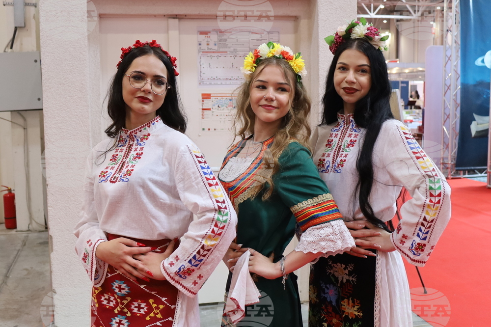 Румъния - Букурещ - Международен панаир на книгата - ученици - Български теоретичен лицей „Христо Ботев“
