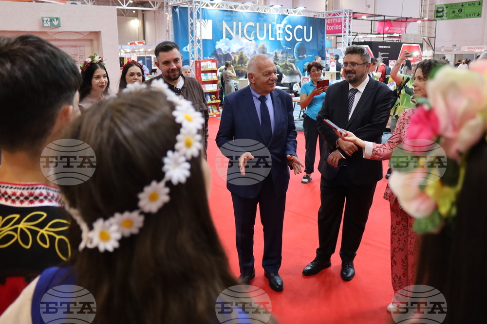 Румъния - Букурещ - Международен панаир на книгата - ученици - Български теоретичен лицей „Христо Ботев“