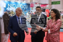 Румъния - Букурещ - Международен панаир на книгата - ученици - Български теоретичен лицей „Христо Ботев“