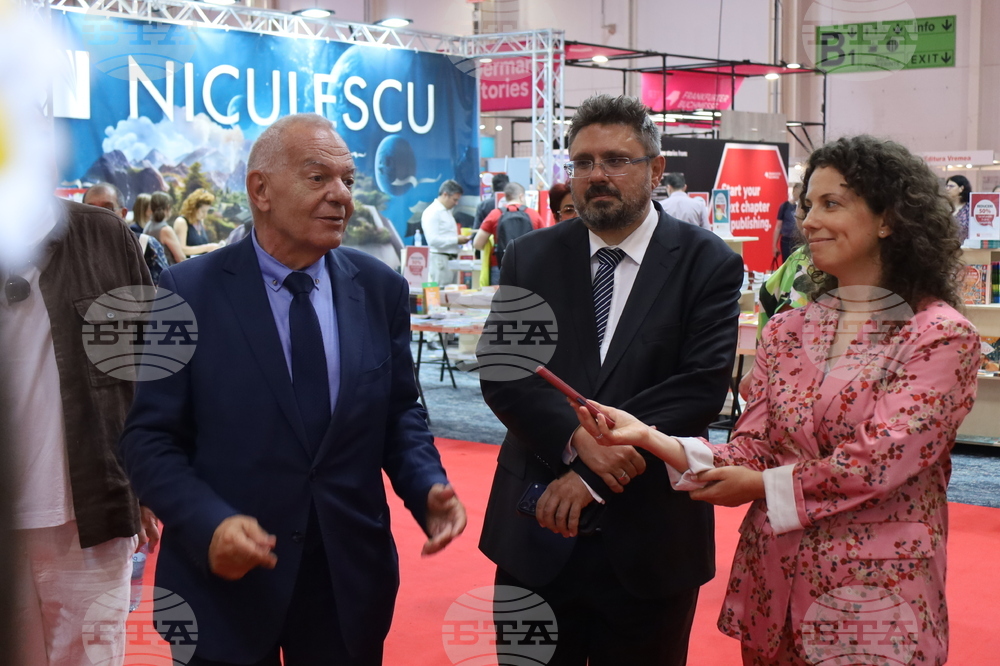 Румъния - Букурещ - Международен панаир на книгата - ученици - Български теоретичен лицей „Христо Ботев“