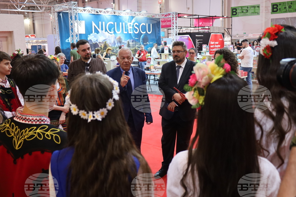 Румъния - Букурещ - Международен панаир на книгата - ученици - Български теоретичен лицей „Христо Ботев“