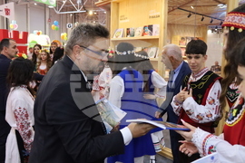 Румъния - Букурещ - Международен панаир на книгата - ученици - Български теоретичен лицей „Христо Ботев“