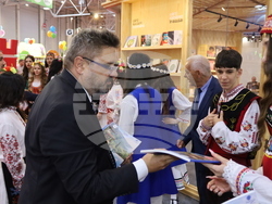 Румъния - Букурещ - Международен панаир на книгата - ученици - Български теоретичен лицей „Христо Ботев“