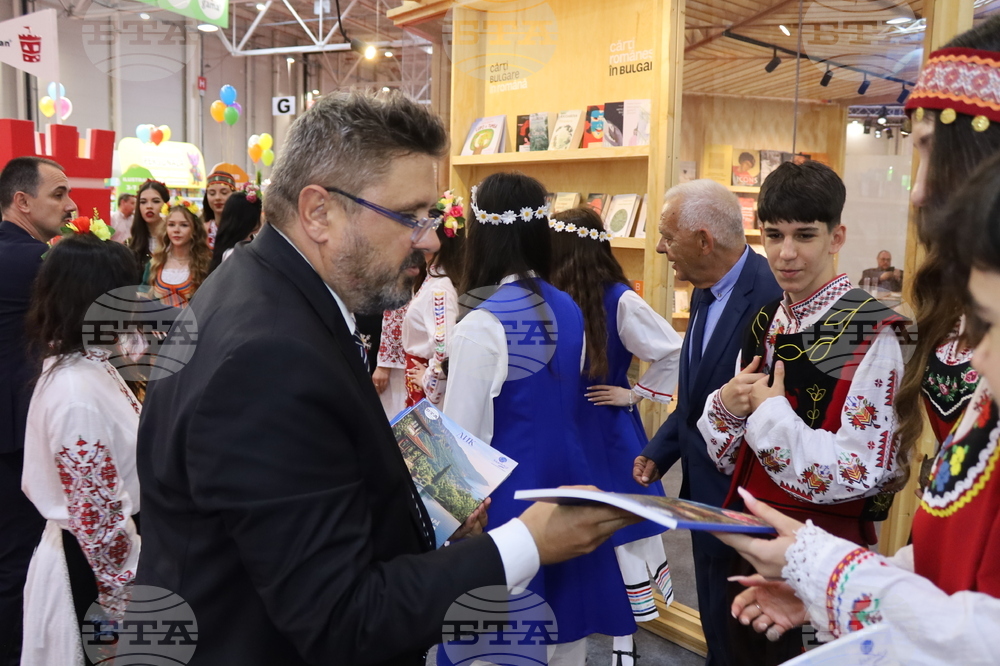 Румъния - Букурещ - Международен панаир на книгата - ученици - Български теоретичен лицей „Христо Ботев“