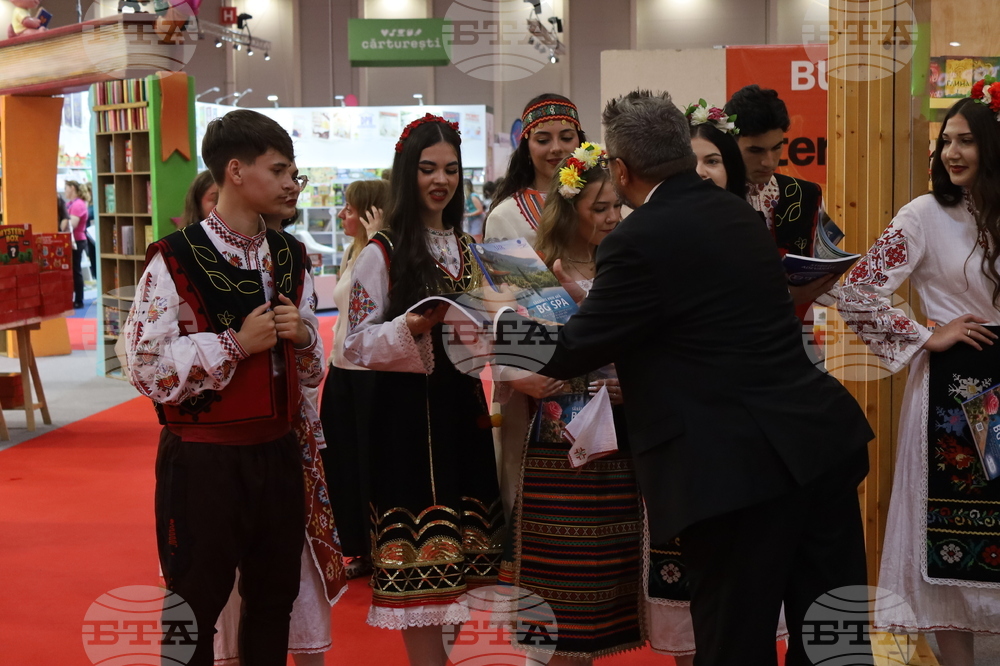 Румъния - Букурещ - Международен панаир на книгата - ученици - Български теоретичен лицей „Христо Ботев“