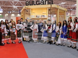 Румъния - Букурещ - Международен панаир на книгата - ученици - Български теоретичен лицей „Христо Ботев“