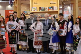Румъния - Букурещ - Международен панаир на книгата - ученици - Български теоретичен лицей „Христо Ботев“