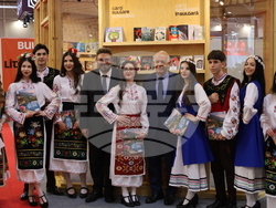 Румъния - Букурещ - Международен панаир на книгата - ученици - Български теоретичен лицей „Христо Ботев“