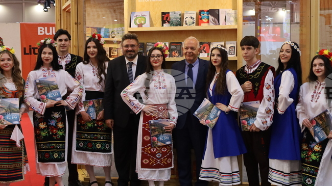 Румънски ученици танцуваха български хора на щанда на страната ни на Международния панаир на книгата в Букурещ 