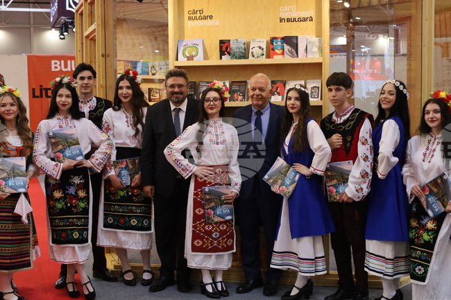 Румънски ученици танцуваха български хора на щанда на страната ни на Международния панаир на книгата в Букурещ 