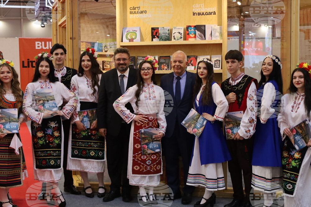 Румъния - Букурещ - Международен панаир на книгата - ученици - Български теоретичен лицей „Христо Ботев“
