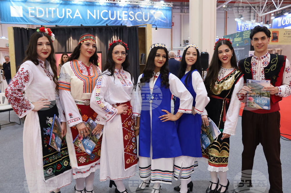 Румъния - Букурещ - Международен панаир на книгата - ученици - Български теоретичен лицей „Христо Ботев“