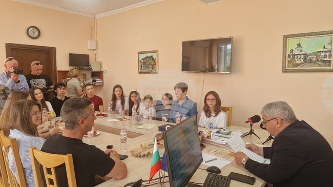 Танцьори, завърнали се с отличия от международен фестивал, бяха поздравени от началника на РУО - Разград