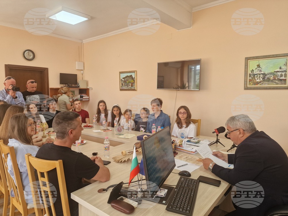 Танцьори, завърнали се с отличия от международен фестивал, бяха поздравени от началника на РУО - Разград