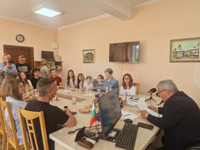Танцьори, завърнали се с отличия от международен фестивал, бяха поздравени от началника на РУО - Разград