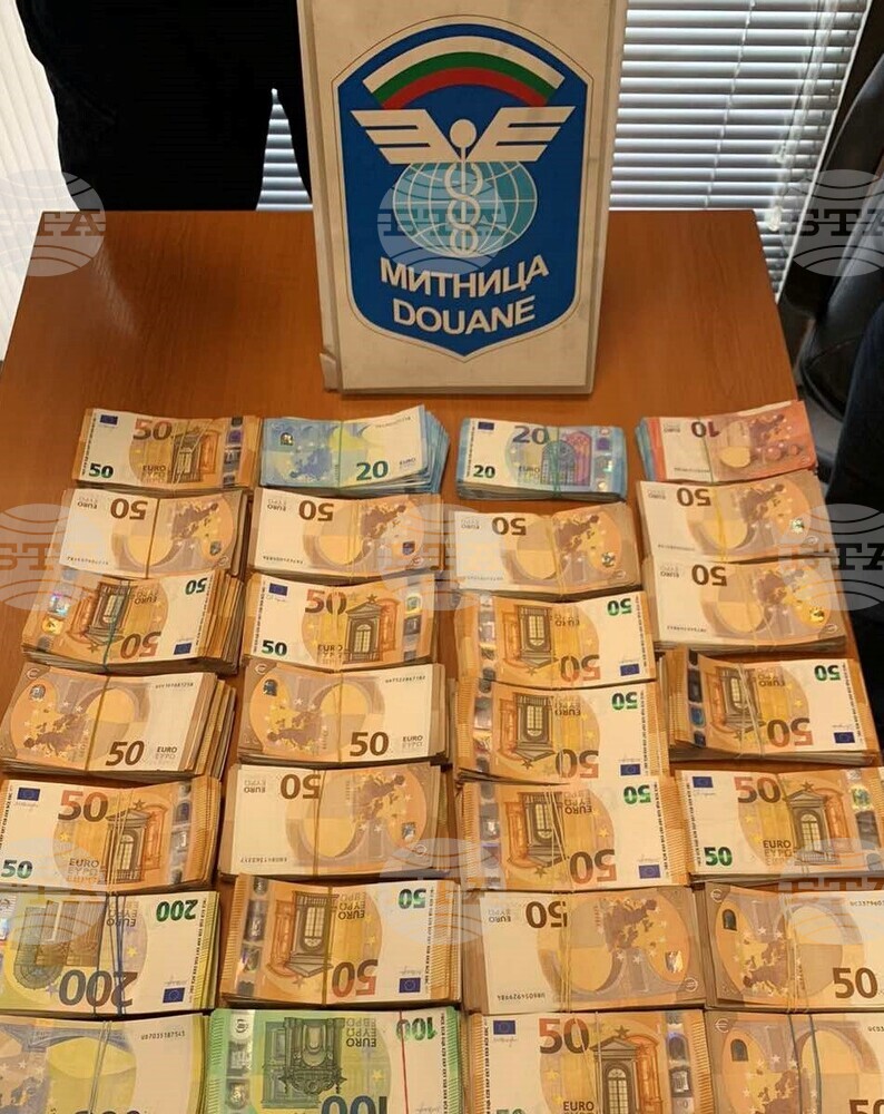 Агенция „Митници“: Недекларирана валута за над половин милион лева откриха митнически служители на ГКПП Дунав мост 2