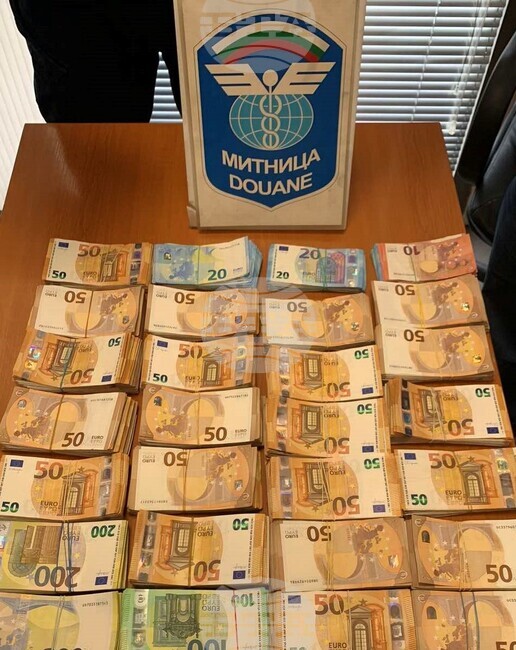 Агенция „Митници“: Недекларирана валута за над половин милион лева откриха митнически служители на ГКПП Дунав мост 2
