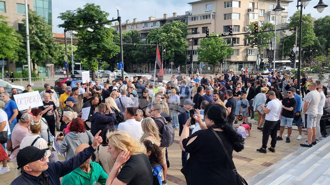 Граждани на Варна излязоха на протест с искане за оставката на кмета Благомир Коцев