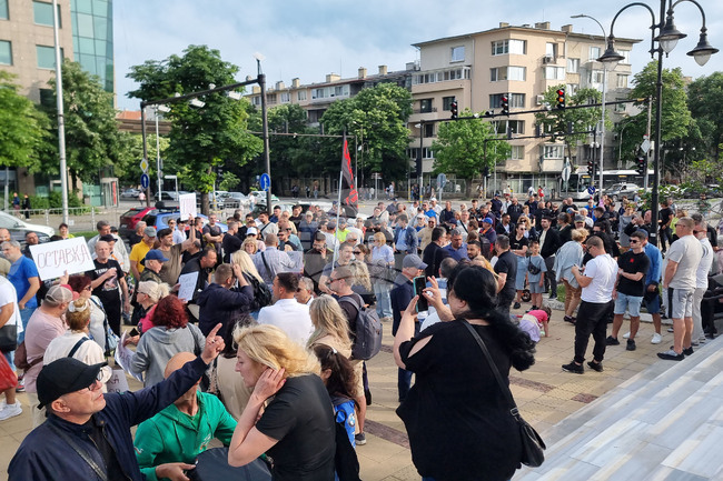 Граждани на Варна излязоха на протест с искане за оставката на кмета Благомир Коцев