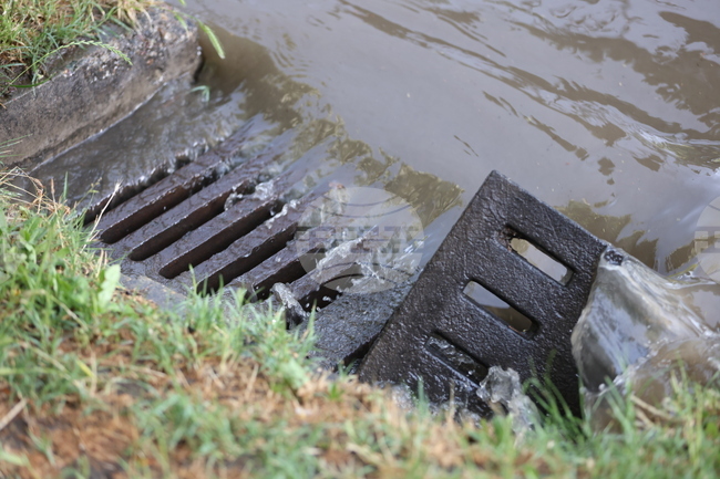 Заради авария на довеждащ водопровод изтича вода по улици в сливенския квартал "Клуцохор"