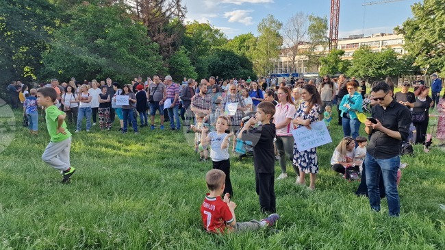 Жители на столичния квартал „Красно село“ протестираха срещу строеж на детска градина на мястото на парк „Поляната с бабуната“