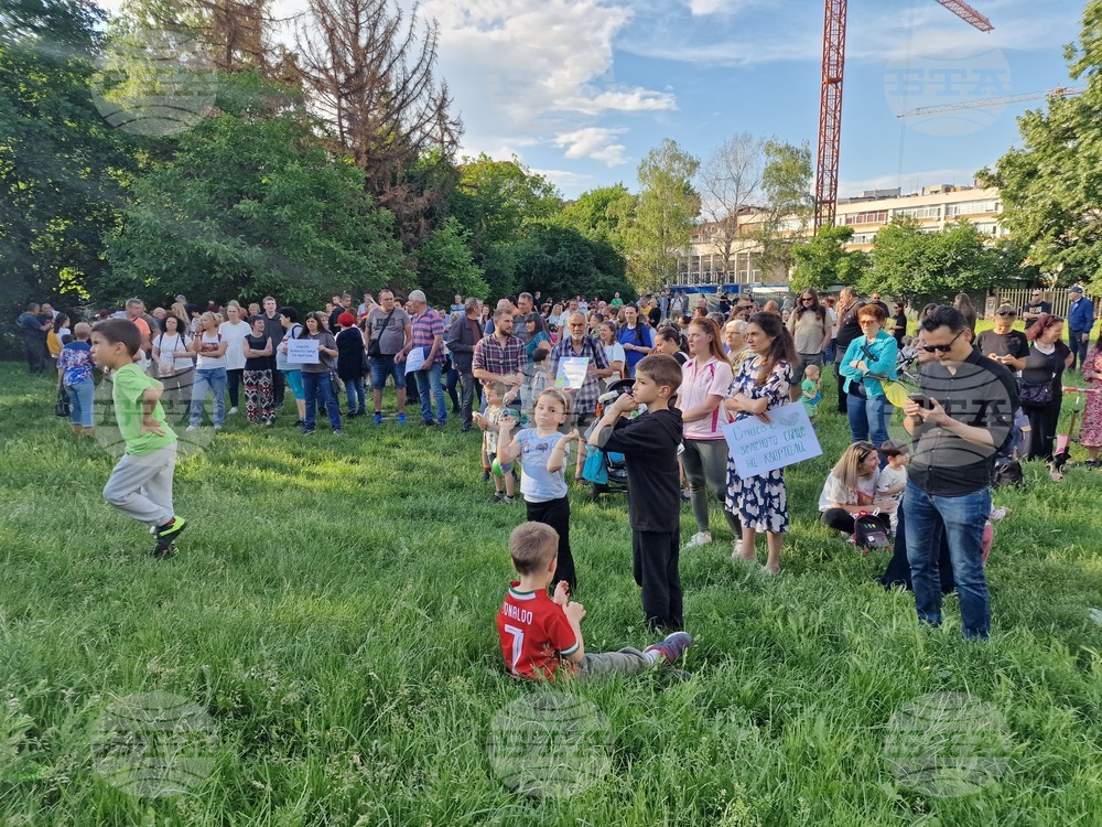 Жители на столичния квартал „Красно село“ протестираха срещу строеж на детска градина на мястото на парк „Поляната с бабуната“