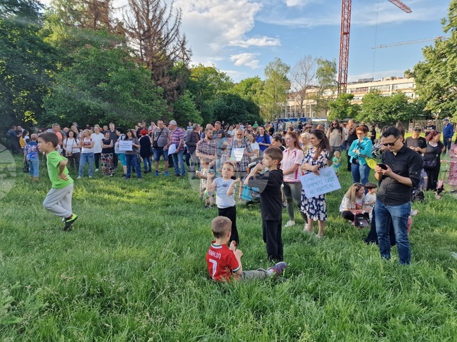 Жители на столичния квартал „Красно село“ протестираха срещу строеж на детска градина на мястото на парк „Поляната с бабуната“
