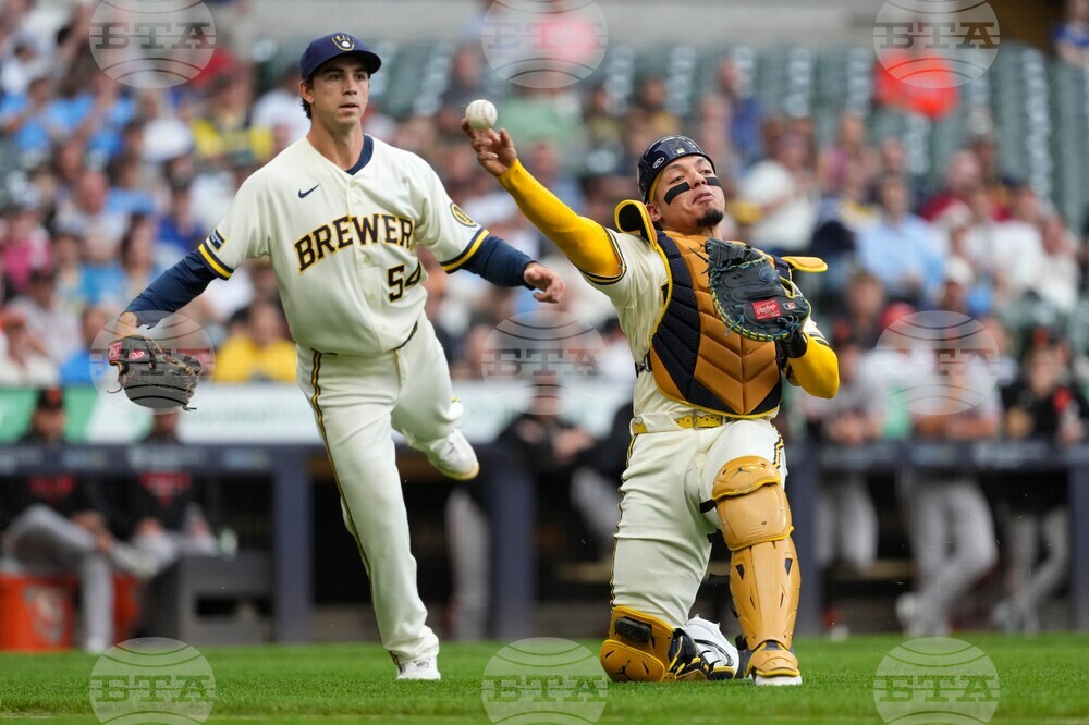 Giants Brewers Baseball