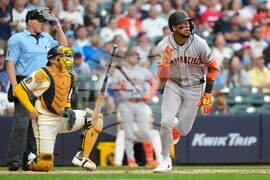 Giants Brewers Baseball
