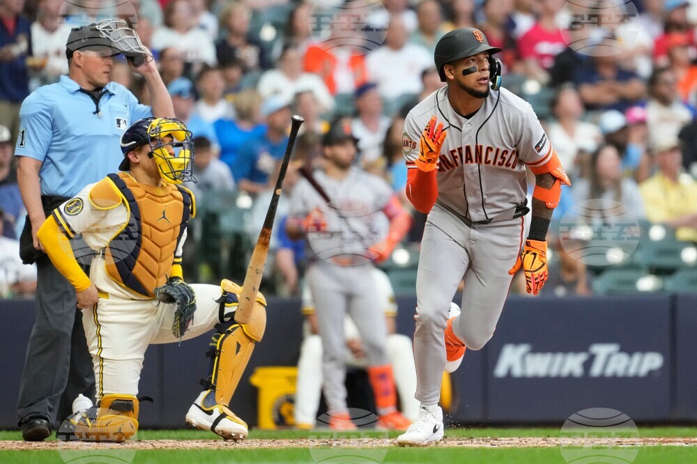 Giants Brewers Baseball