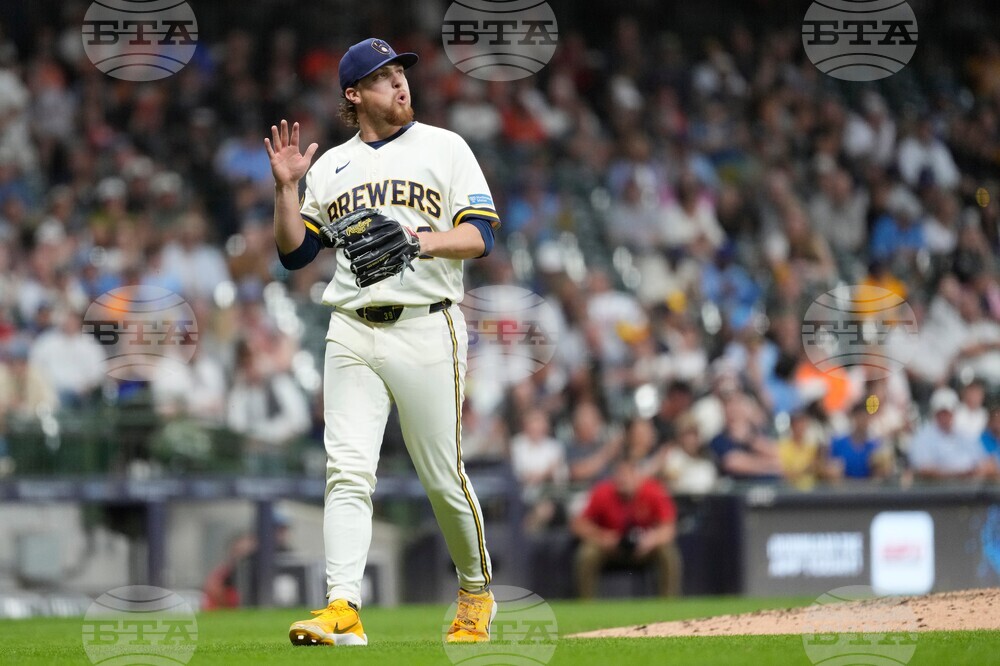 Giants Brewers Baseball