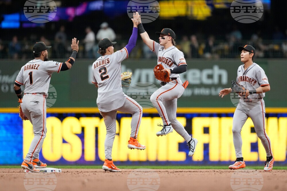 Giants Brewers Baseball
