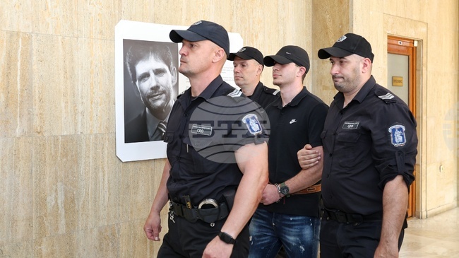 В Бургаския окръжен съд започна разпоредителното заседание срещу Никола Бургазлиев, обвинен в убийство с АТВ в Слънчев бряг
