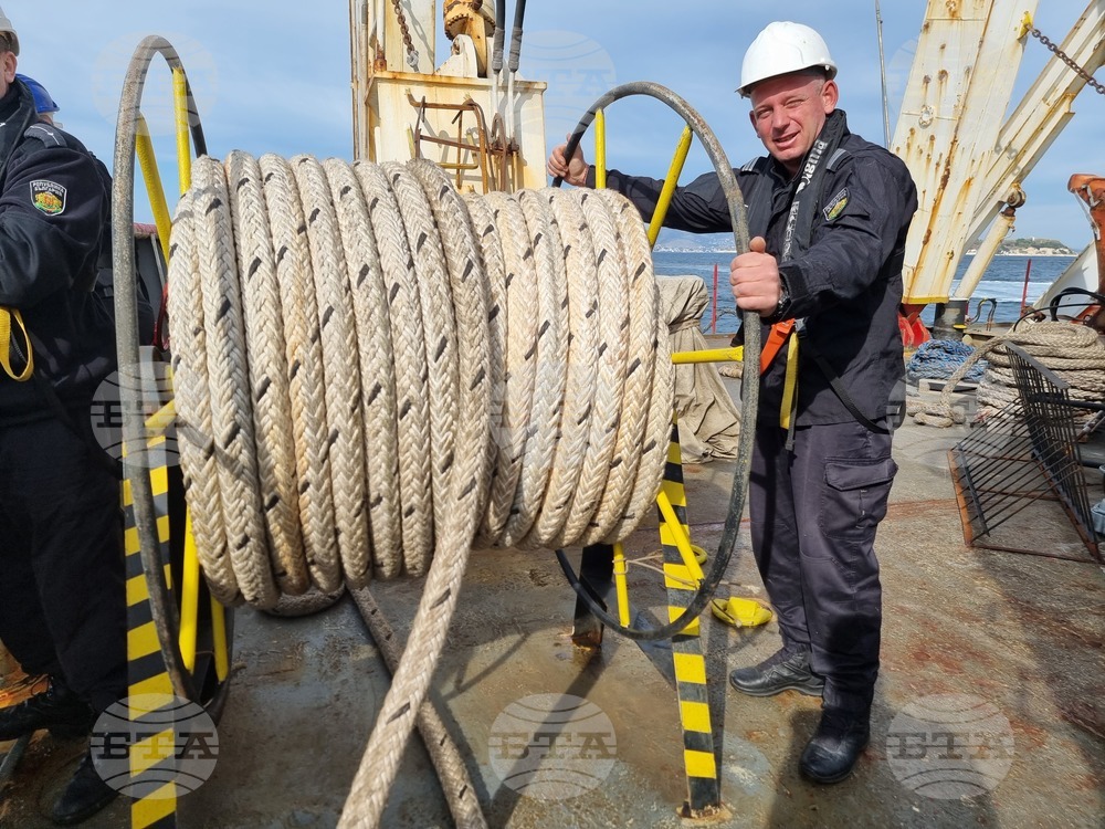 Day 120: Antarctica - RSV 421 Arrives at Piraeus