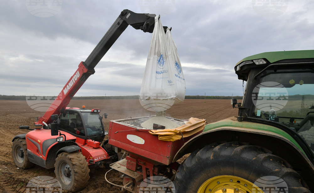 Исперих - работа на полето - предсеитбена подготовка