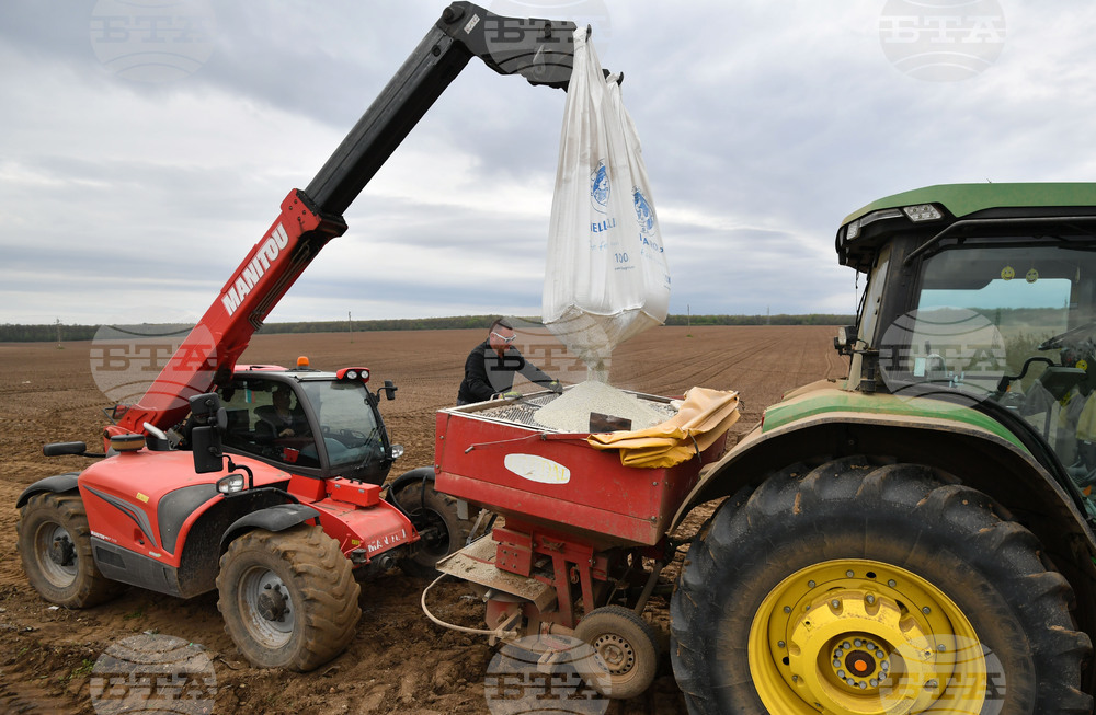 Исперих - работа на полето - предсеитбена подготовка